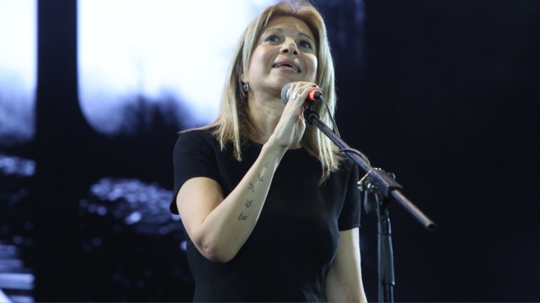 Συγκίνησε η Μαρία Καρυστιανού στη συναυλία των Τεμπών στο Καλλιμάρμαρο – «Δεν ξεχνάμε! Δεν θα ξεχάσουμε ποτέ!»