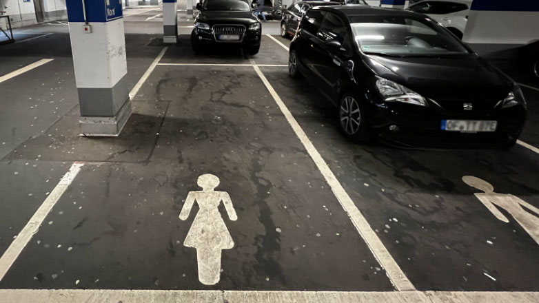 Γιατί υπάρχουν θέσεις στάθμευσης αποκλειστικά για γυναίκες οδηγούς;