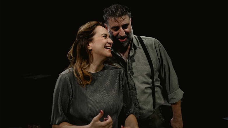 «Οι Οικοδόμοι της Αυτοκρατορίας» του Μπόρις Βιάν στο Θέατρο 104 – Δείτε νέες φωτογραφίες