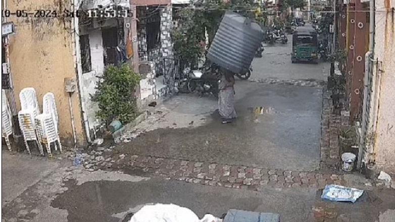 Γυναίκα σώθηκε, σαν από θαύμα, όταν έπεσε δεξαμενή στο κεφάλι της