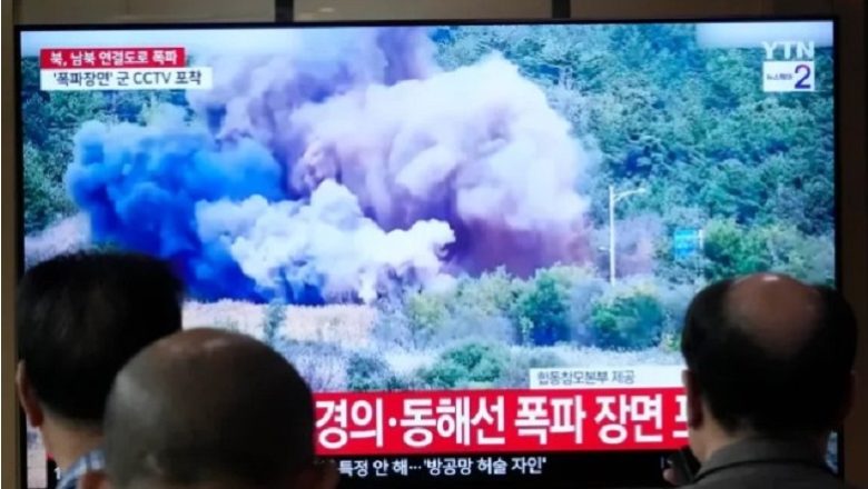 Η Βόρεια Κορέα ανατινάσσει τμήματα δρόμων, που την συνδέουν με τη Νότια