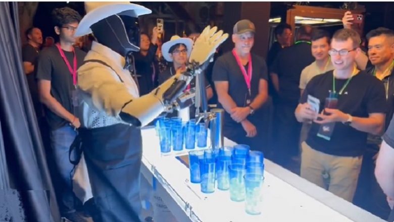 Έκλεψαν την παράσταση τα Ρομπότ του Έλον Μασκ Έκλεψαν την παράσταση τα Ρομπότ του Έλον Μασκ