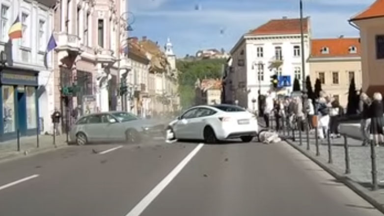 Δείτε την απίστευτη στιγμή που Tesla επιλέγει να τρακάρει με άλλο όχημα παρά να χτυπήσει πεζό (Βίντεο)