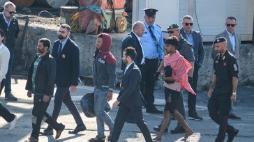 Έφτασαν στο λιμάνι Σενγκίν οι πρώτοι μετανάστες που θα μείνουν σε ιταλικό κέντρο υποδοχής στην Αλβανία