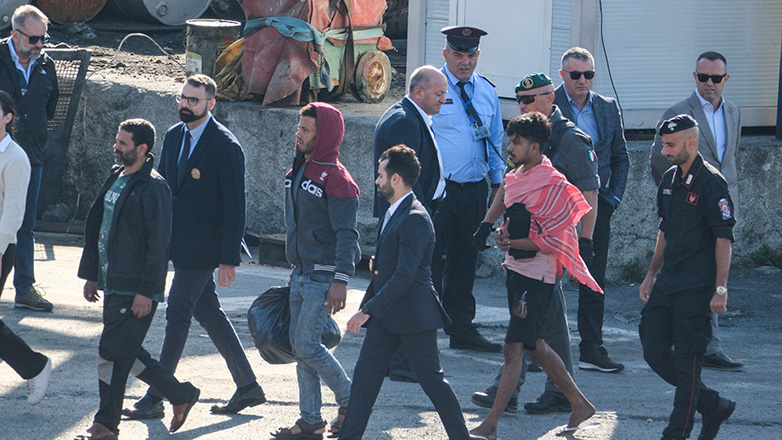 Έφτασαν στο λιμάνι Σενγκίν οι πρώτοι μετανάστες που θα μείνουν σε ιταλικό κέντρο υποδοχής στην Αλβανία