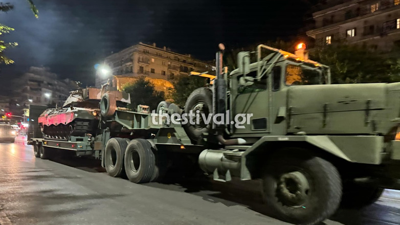 Πέρασαν από το κέντρο της Θεσσαλονίκης τα άρματα για τη στρατιωτική παρέλαση της 28ης Οκτωβρίου