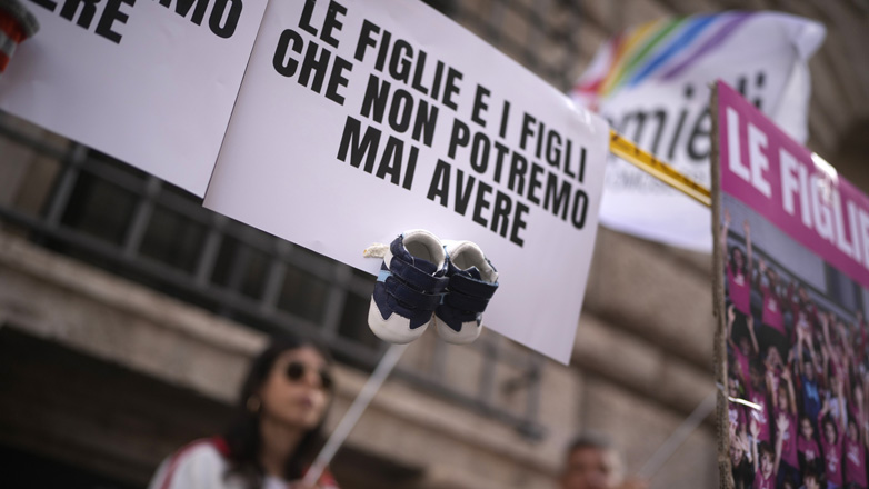 Ιταλία: «Οικουμενικό αδίκημα» χαρακτηρίζεται η παρένθετη μητρότητα σε νόμο που ενέκρινε το κοινοβούλιο