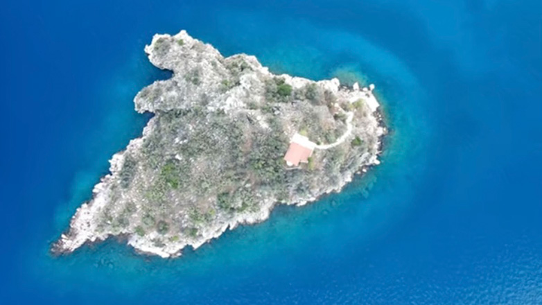 Κορωνήσι: Το ειδυλλιακό ακατοίκητο νησάκι απέναντι από το Τολό που μαγνητίζει τους τουρίστες