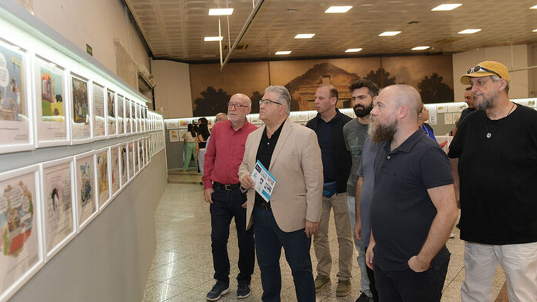 Επίσκεψη Κουτσούμπα στην έκθεση «Η Μεταπολίτευση των Γελοιογράφων»