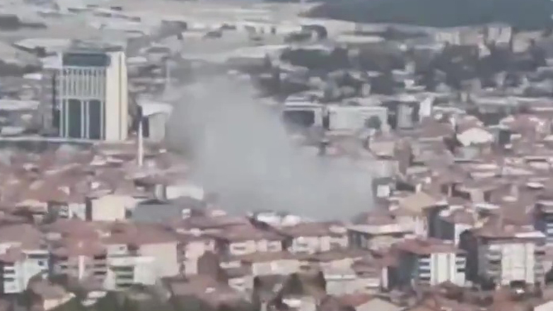 Δείτε βίντεο από την κατάρρευση κτηρίου μετά τον ισχυρό σεισμό 5,9 Ρίχτερ στην ανατολική Τουρκία