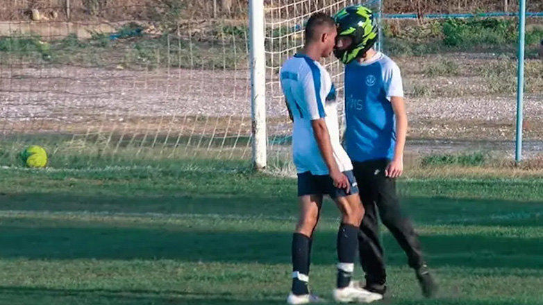 Οπαδός με κράνος εισέβαλε στο γήπεδο σε αγώνα τοπικού στη Θεσσαλονίκη