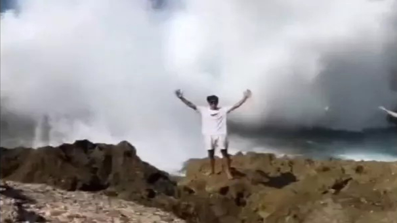 Ινδονησία: Τεράστιο κύμα «καταπίνει» τουρίστα – Δείτε βίντεο με τη στιγμή που τον παρασύρει Ινδονησία: Τεράστιο κύμα «καταπίνει» τουρίστα – Δείτε βίντεο με τη στιγμή που τον παρασύρει