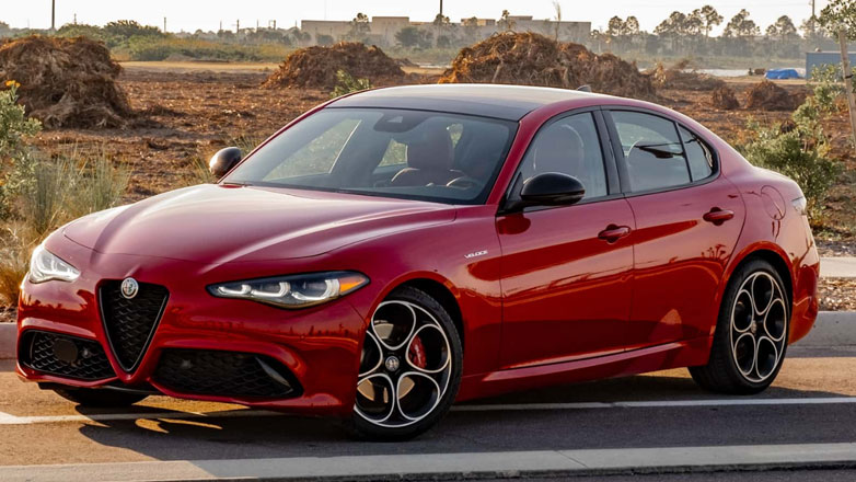 Alfa Romeo: «Θα κρατήσουμε ζωντανούς τους βενζινοκινητήρες για όσο το ζητήσει ο κόσμος»