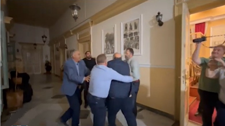 Αντιδήμαρχοι έπαιξαν χθες ξύλο στις Σέρρες και σήμερα … παραιτήθηκαν