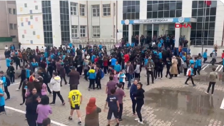 Στους δρόμους οι κάτοικοι στην Τουρκία από τους νέους σεισμούς