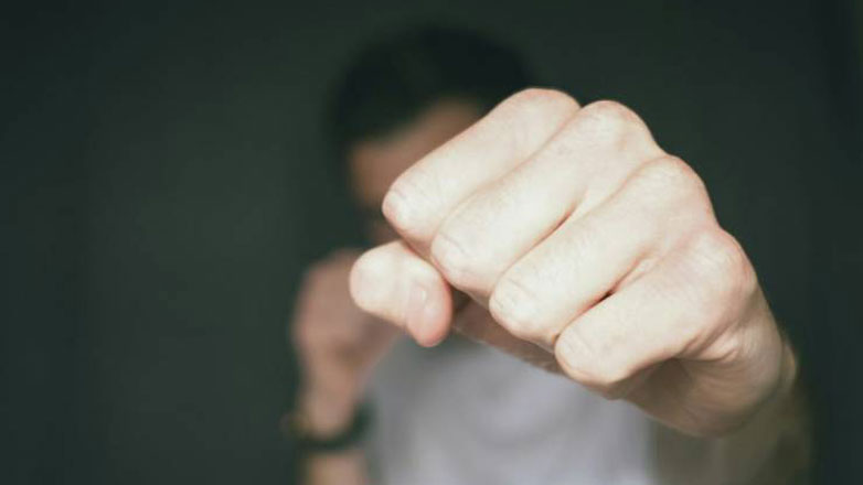 Πατριός μαθητή χτύπησε και απείλησε 14χρονο στο προαύλιο Γυμνασίου στην Πάτρα