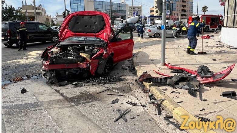 Εικόνες από το σοκαριστικό τροχαίο στη λεωφόρο Βουλιαγμένης