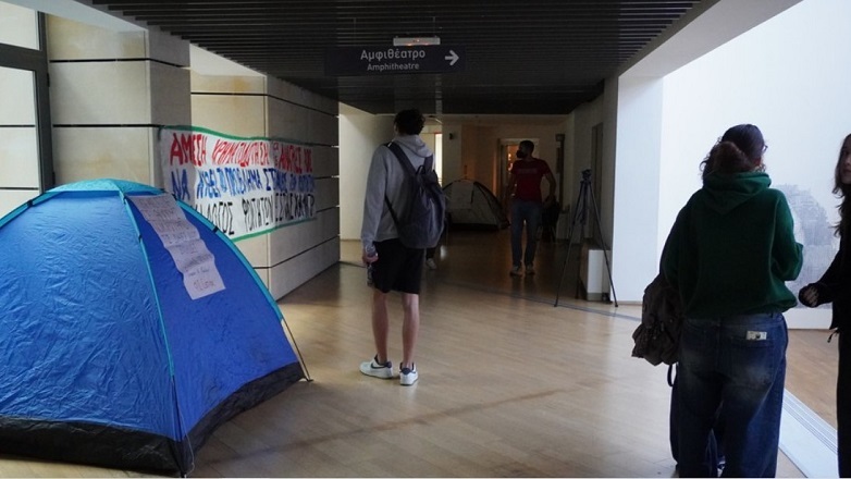 «Ενοικιάζεται σκηνή σε …τιμή ευκαιρίας»