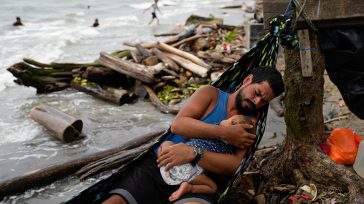 Βρέφος πνίγηκε στη Μάγχη σε ναυάγιο πλοιαρίου που μετέφερε μετανάστες