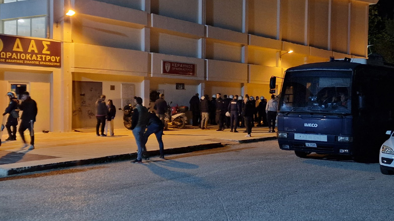 Θεσσαλονίκη: Επεισόδια σε αγώνα μπάσκετ στο Ωραιόκαστρο – Δεκάδες προσαγωγές