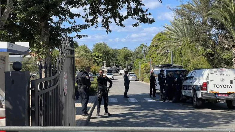 Νετανιάχου μετά την επίθεση της Χεζμπολάχ στο σπίτι του: «Τίποτα δεν μπορεί να μας σταματήσει» Νετανιάχου μετά την επίθεση της Χεζμπολάχ στο σπίτι του: «Τίποτα δεν μπορεί να μας σταματήσει»