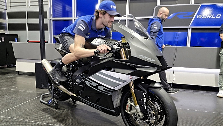 Ο Stefano Manzi με τη νέα Yamaha R9 στη Supersport το 2025
