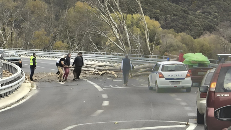 Τέμπη: Κατέρρευσε δέντρο στο οδόστρωμα της παλαιάς εθνικής οδού