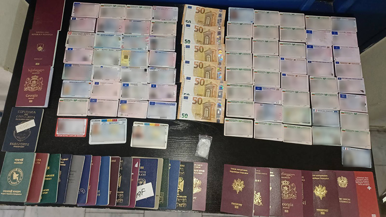 «Μάχη» αστυνομικών με παράνομο πωλητή ταξιδιωτικών εγγράφων