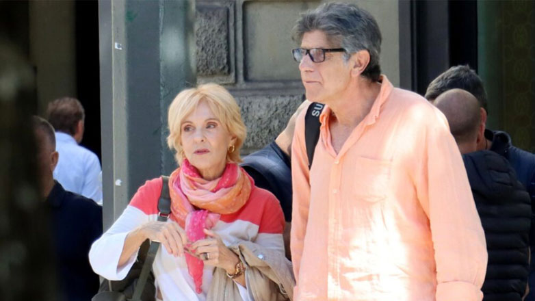 Γιάννης Μπέζος – Ναταλία Τσαλίκη: Βόλτα στο κέντρο της Αθήνας με casual look