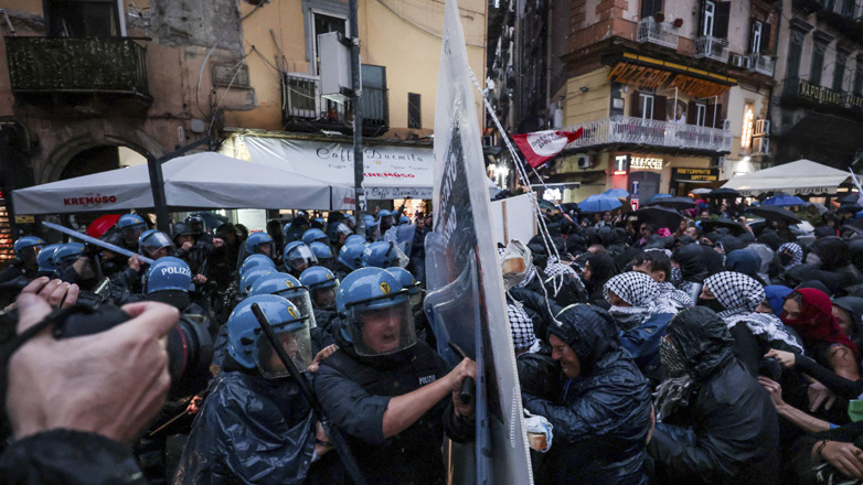 Συγκρούσεις της αστυνομίας με διαδηλωτές στη Νάπολη