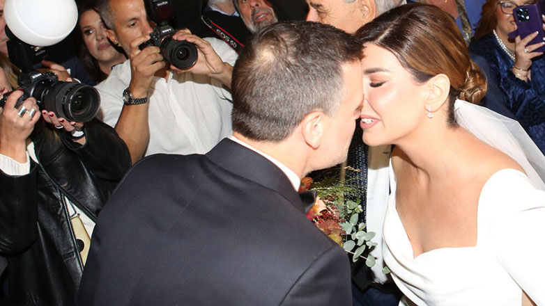 Χάρης Δούκας – Γεωργία Πολυτάνου: Η εντυπωσιακή είσοδος των νεονύμφων στη δεξίωση και το παραδοσιακό γλέντι με τη Γιώτα Γρίβα