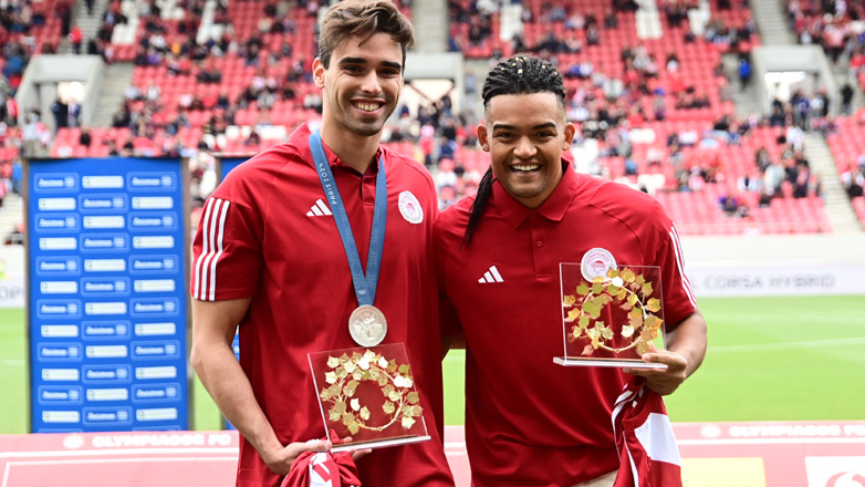 Η ΠΑΕ Ολυμπιακός βράβευσε τους Χρήστου και Καραλή!