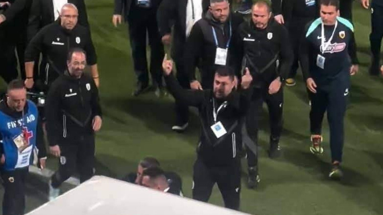 Διαπιστευμένος του ΠΑΟΚ έδειξε τα… μεσαία του δάχτυλα στους φιλάθλους της ΑΕΚ!
