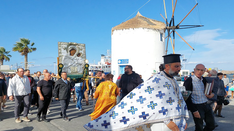 Λιτανεία στην Πάρο με την εικόνα της Εκατονταπυλιανής, για να βρέξει