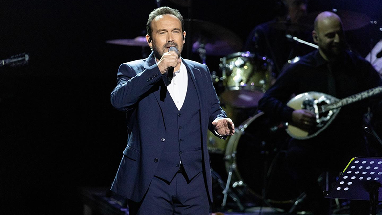 Ο Κώστας Μακεδόνας ερμηνεύει Μίμη Πλέσσα στο θέατρο Παλλάς