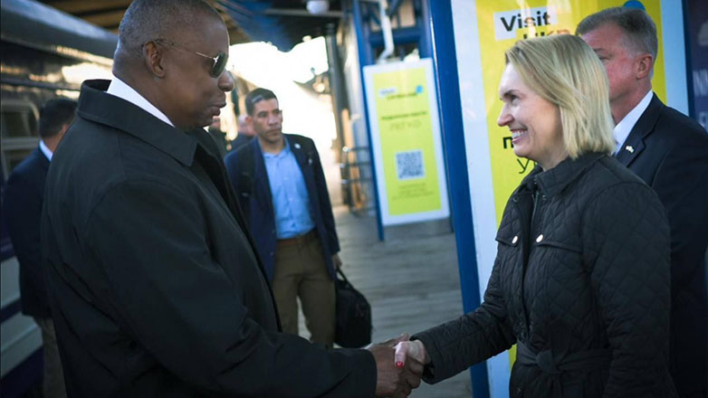 Ο Αμερικανός υπουργός Άμυνας Όστιν επισκέπτεται το Κίεβο