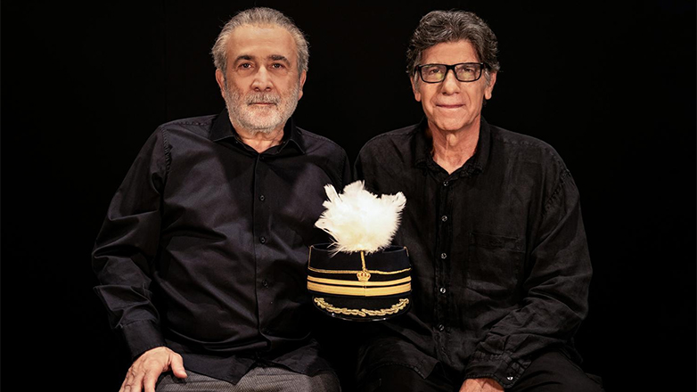 «Ένας ήρωας με παντούφλες»: Ο Γιάννης Μπέζος σκηνοθετεί τον Λάκη Λαζόπουλο, στη θρυλική ελληνική κωμωδία