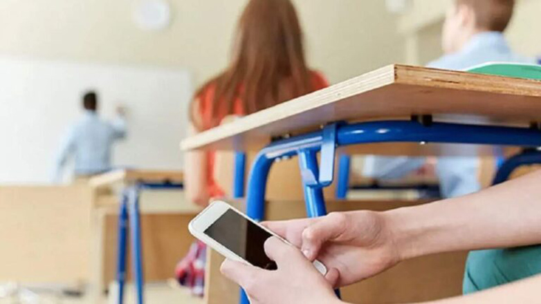 «Καταιγίδα» αποβολών σε μαθητές για τη χρήση κινητού