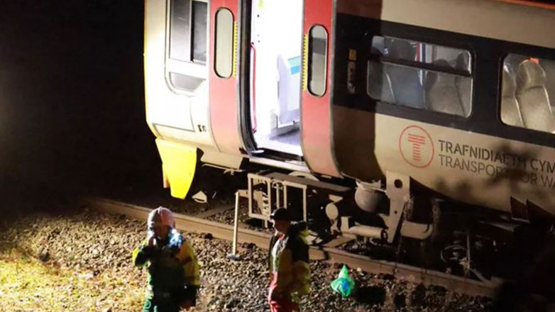 Ένας νεκρός και 15 τραυματίες από τη σύγκρουση δύο επιβατικών τρένων στην Ουαλία