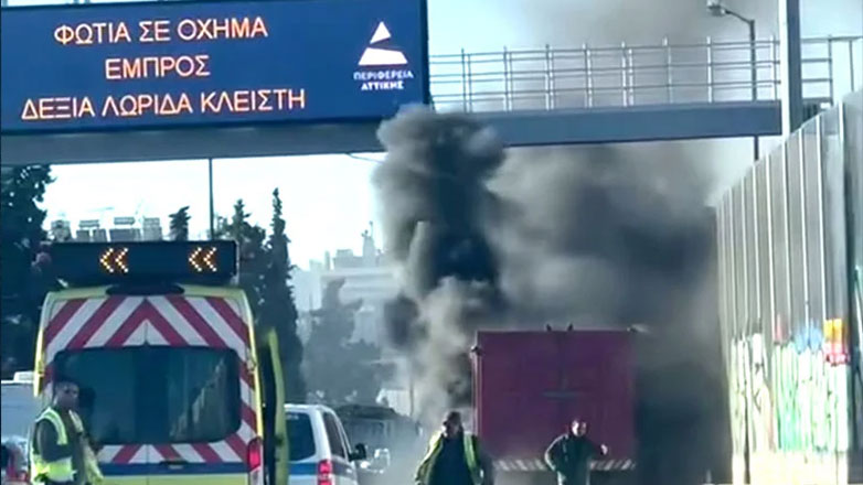 Προσωρινή διακοπή κυκλοφορίας στον Κηφισό εξαιτίας φωτιάς σε φορτηγό