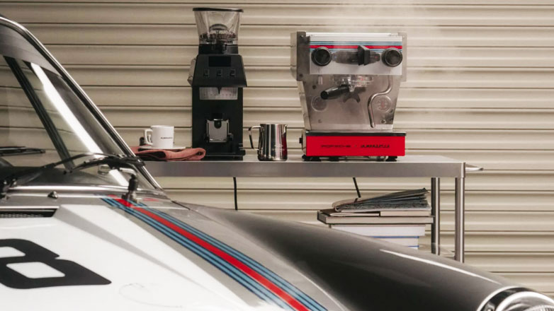 Η Porsche έφτιαξε μηχανή του καφέ με κόστος στα 6.500 ευρώ και ξεπούλησε σε 8 ώρες