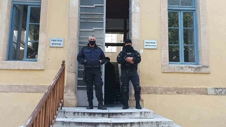 Χανιά: Προκλητικός ο κατηγορούμενος καθηγητής για ασέλγεια σε μαθήτριές του στο Εφετείο όπου δικάζεται Χανιά: Προκλητικός ο κατηγορούμενος καθηγητής για ασέλγεια σε μαθήτριές του στο Εφετείο όπου δικάζεται