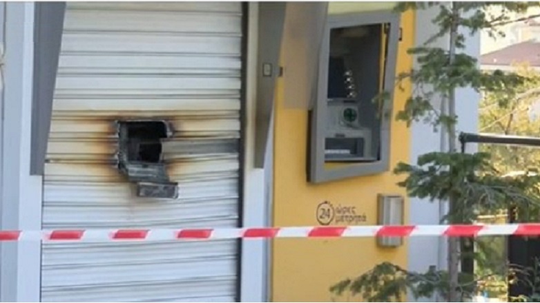 Διέλυσαν τα ΑΤΜ έξω από το Δημαρχείο Αυλώνα