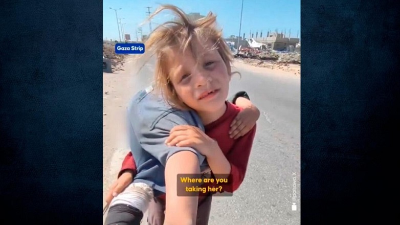 Κορίτσι στη Γάζα μεταφέρει στην πλάτη την τραυματισμένη αδερφή της