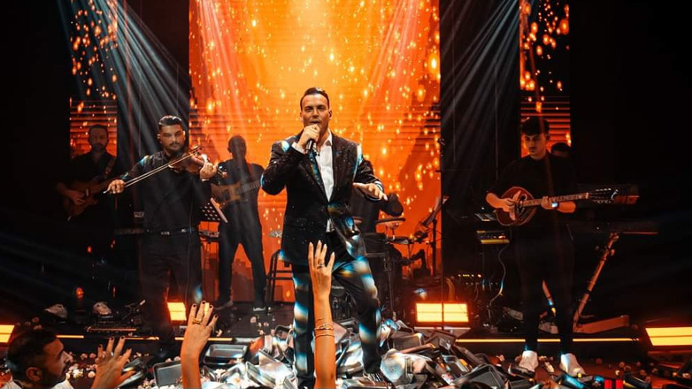 Λαμπερή πρεμιέρα για τον Σάκη Αρσενίου