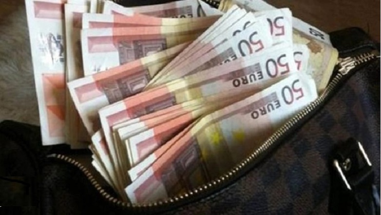 Πέταξε σακούλα με λεφτά από το μπαλκόνι