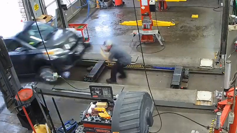 Βίντεο σοκ: Αυτοκίνητο «έμεινε» από φρένα και πάτησε μηχανικό μέσα στο συνεργείο (Βίντεο)