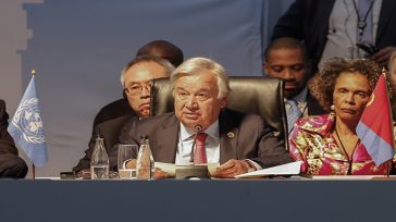 «Δίκαιη ειρήνη» στην Ουκρανία ζήτησε ο Γκουτέρες ενώπιων του Πούτιν