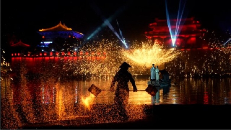 «Πύρινη βροχή» με πυροτεχνήματα… σιδήρου στην Κίνα «Πύρινη βροχή» με πυροτεχνήματα… σιδήρου στην Κίνα