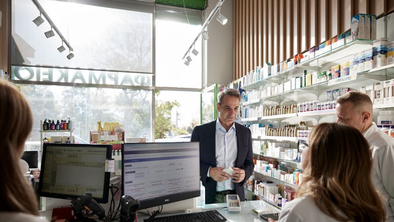 Στο φαρμακείο για το νέο self test ο Κυριάκος Μητσοτάκης